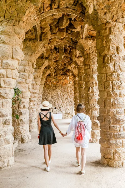 Dos Turistas Viajeras Felices Caminando Famoso Parque Güell Barcelona — Foto de Stock