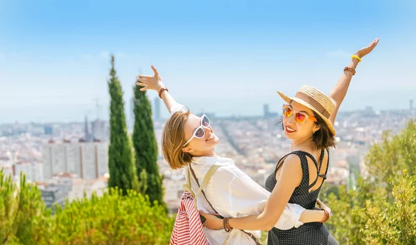 Счастливые Друзья Туристы Развлекаются Парке Барселоны — стоковое фото