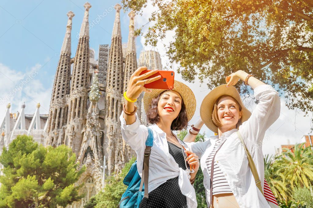 jovencitas Barcelona España Julio 2018 Jovencitas Amigas Haciendo Foto Selfie  Smartphone — Foto editorial de stock © frantic00 #225784840