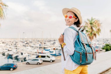 Liman ile birçok Yatlar kadında turizm seyahat