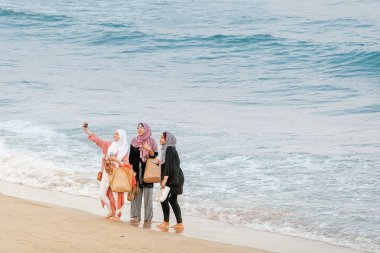 16 Temmuz 2018, Tarragona, İspanya: Müslüman kadın selfie sahilde alarak