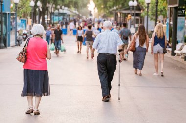 15 Temmuz 2018, Tarragona, İspanya: yaşlı çift sokakta yürüyor