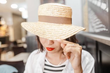 Şapkalı kadın modeli