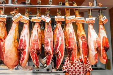 15 Temmuz 2018, Tarragona, İspanya: İspanyol hamon veya jamon taze gıda pazarında