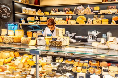 15 Temmuz 2018, Tarragona, İspanya: peynir dükkanında organik pazar