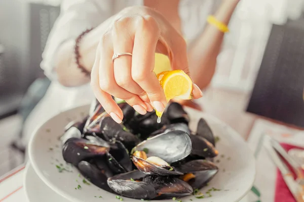 Young Woman Eating Freshly Cooked Mussels — Stock Photo, Image