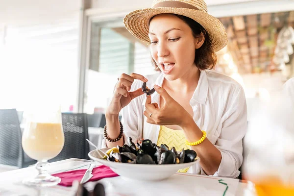 Young Woman Eating Freshly Cooked Mussels — Stock Photo, Image