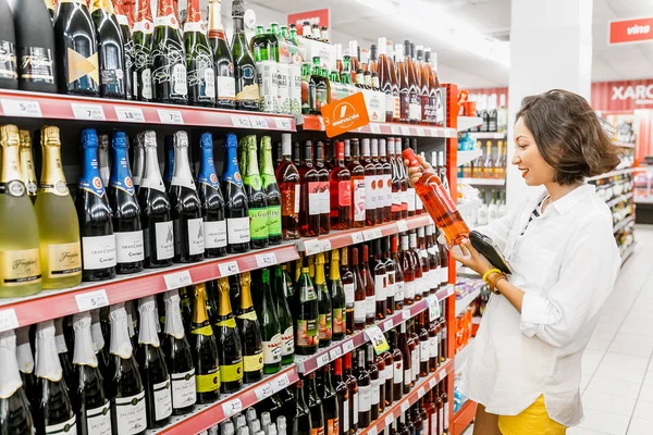 Temmuz 2018 Tarragona Spanya Genç Kadın Süpermarkette Şarap Seçimi — Stok fotoğraf