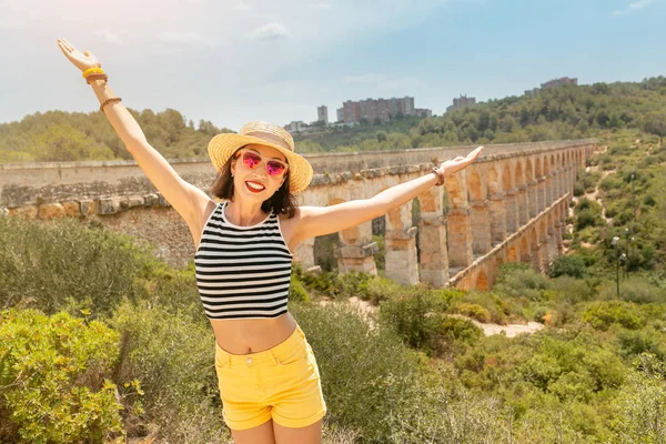 Ευτυχισμένος Ταξιδιώτης Νεαρή Γυναίκα Απολαμβάνοντας Θέα Του Ρωμαϊκού Υδραγωγείου Pont — Φωτογραφία Αρχείου
