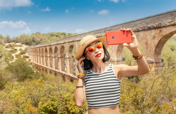 Boldog Fiatal Utazók Figyelembe Véve Selfie Római Vízvezeték Pont Del — Stock Fotó