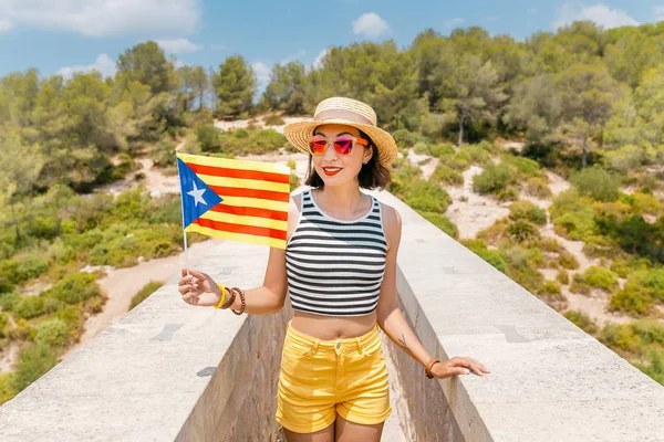 Γυναίκα Εκμετάλλευση Καταλανική Σημαία Εξωτερικούς Χώρους — Φωτογραφία Αρχείου