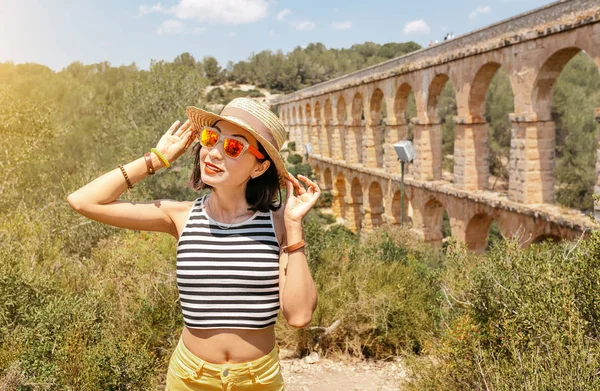 Feliz Joven Viajera Disfrutando Vista Del Acueducto Romano Pont Del — Foto de Stock