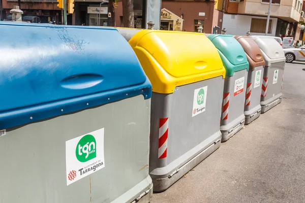 Temmuz 2018 Tarragona Spanya Çöp Tenekeleri Yolun Kenarında Bir Grup — Stok fotoğraf