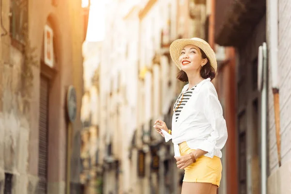 Turista Mujer Caminando Calle Vacaciones Verano Viaje Europa — Foto de Stock