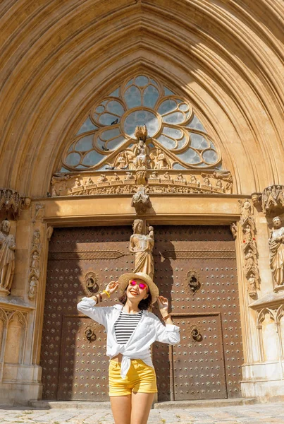 Счастливая Молодая Туристка Таррагоне Одном Самых Известных Мест Каталонии Испания — стоковое фото