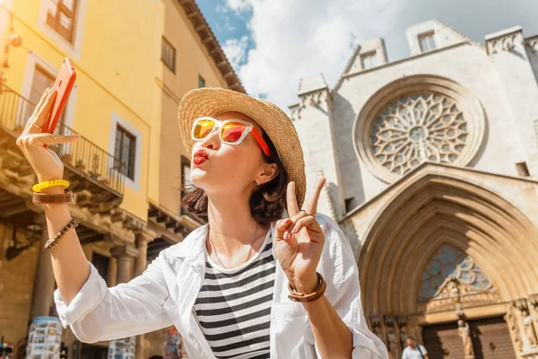 Szczęśliwy Młody Turysta Kobieta Biorąc Selfie Katedrze Tarragona Jeden Najbardziej — Zdjęcie stockowe