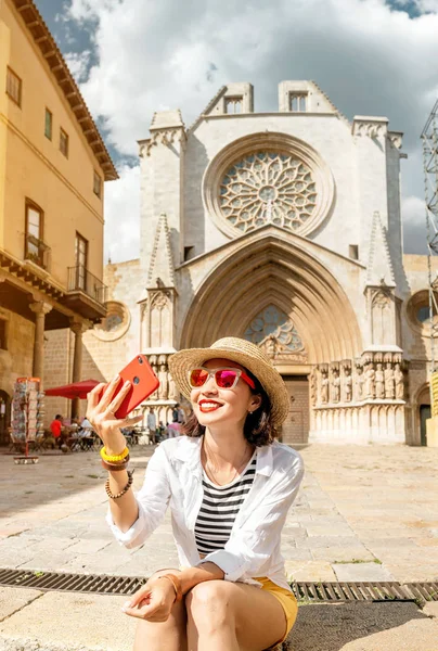 Jovem Turista Feliz Tirando Selfie Catedral Tarragona Dos Lugares Mais — Fotografia de Stock