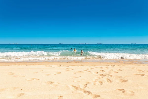 Paesaggio Marino Con Spiaggia Sabbia Cielo Azzurro Gente Che Nuota — Foto Stock