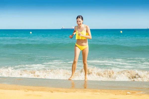 Happy Smiling Young Woman Sun Hat Walking Beach Seaside Summer — Stock Photo, Image