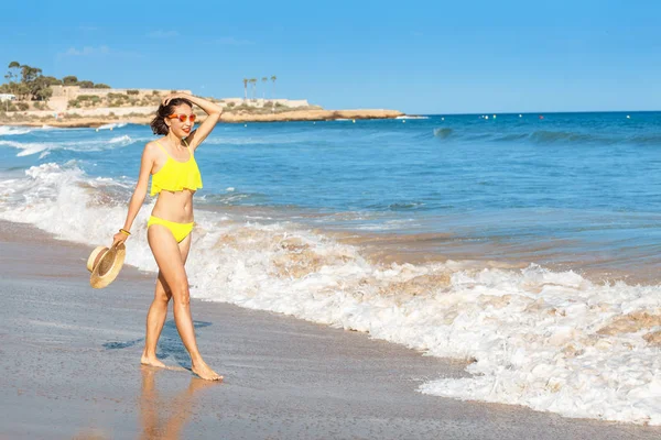 Szczęśliwy Uśmiechający Się Młoda Kobieta Niedz Kapelusz Chodzenie Plażę Nad — Zdjęcie stockowe