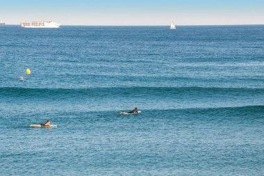 16 Temmuz 2018, Tarragona, İspanya: insanlar sörfçü dalga deniz gezintisi. Aşırı spor ve hobi kavramı
