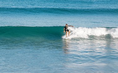 16 Temmuz 2018, Tarragona, İspanya: insanlar sörfçü dalga deniz gezintisi. Aşırı spor ve hobi kavramı