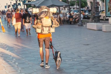 16 Temmuz 2018, Tarragona, İspanya: Backpacker adam köpeğiyle yürüyor