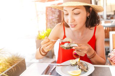 kadın yemek taze istiridye deniz ürünleri Akdeniz Restaurant