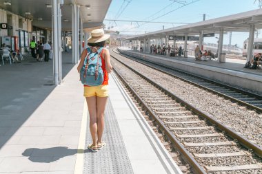 Kadın sırt çantası yolcu gelen tren bekliyorsun istasyonunda
