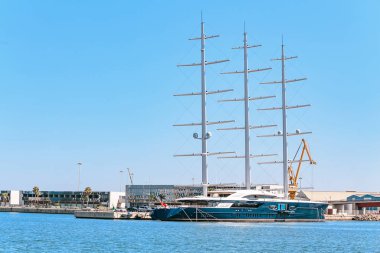 17 Temmuz 2018, Tarragona, İspanya: siyah inci park etmiş bulunan deniz bağlantı Lüks Yat