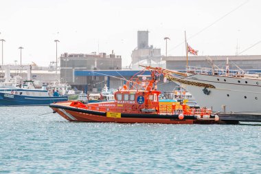 17 Temmuz 2018, Tarragona, İspanya: turuncu deniz can kurtaran sandalı Park limanda