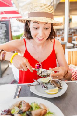 kadın yemek taze istiridye deniz ürünleri Akdeniz Restaurant