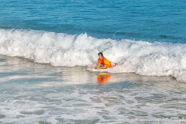 Julho 2018 Tarragona Espanha Pessoas Surfam Onda Mar Esporte Extremo — Fotografia de Stock
