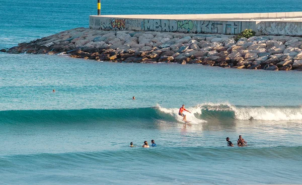 Julho 2018 Tarragona Espanha Pessoas Surfam Onda Mar Esporte Extremo — Fotografia de Stock