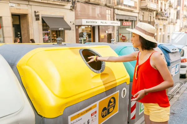Července 2018 Tarragona Španělsko Žena Házení Papíru Koše Ulici Město — Stock fotografie