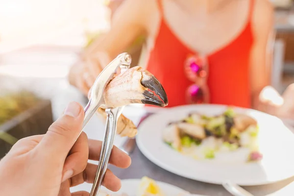 Woman Eating Crab Claw Using Special Pliers Tool Reach Delicious — Stock Photo, Image