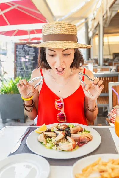 Woman Eating Crab Claw Using Special Pliers Tool Reach Delicious — Stock Photo, Image