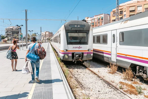 Temmuz 2018 Tarragona Spanya Gelen Için Bekleyen Insanlar Yolcu Tren — Stok fotoğraf