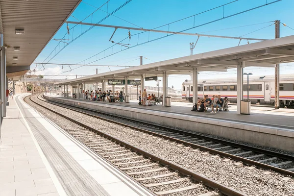 Temmuz 2018 Tarragona Spanya Gelen Için Bekleyen Insanlar Yolcu Tren — Stok fotoğraf