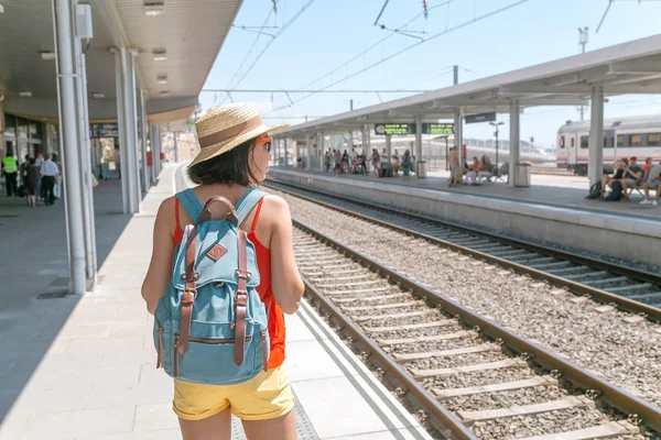 Mulher Mochila Passageiro Esperando Para Chegar Trem Estação — Fotografia de Stock