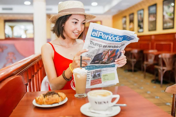 July 2018 Reus Spain Attractive Young Asian Woman Reading Newspaper — Stock Photo, Image