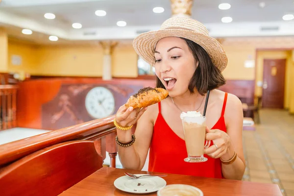 Delicious Coffee Croissant — Stock Photo, Image