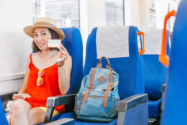 Mujer Joven Viajando Tren Mostrando Billete — Foto de Stock