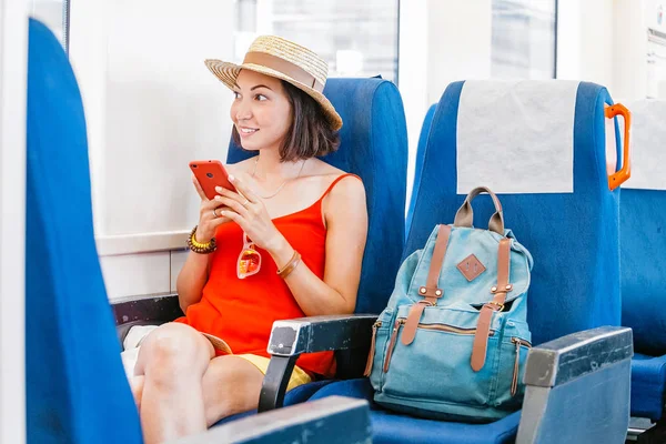 Азиатская Леди Путешествует Рюкзаком Смартфоном — стоковое фото