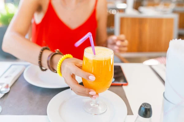 Junge Frau Trinkt Orangensaft Restaurantbar — Stockfoto