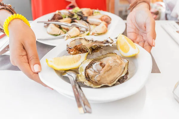 Oysters Plate Restaurant Lemon — Stock Photo, Image