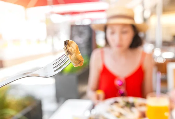 Woman Eating Shellfish Mussels Seafood Restaurant — Stock Photo, Image