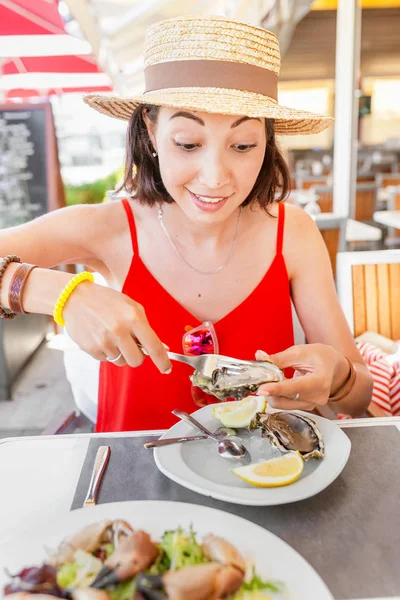 Kobieta Jedzenie Świeże Ostrygi Owoce Morza Restauracja Śródziemnomorska — Zdjęcie stockowe