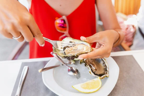 Woman Eating Fresh Oyster Seafood Mediterranean Restaurant — Stock Photo, Image