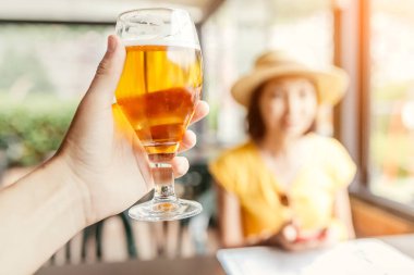 kız yaz terasında bira içmek